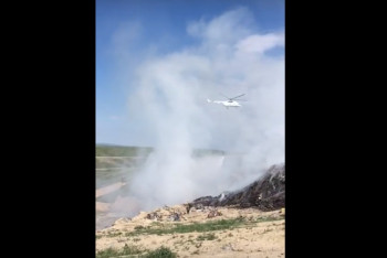Фотография к новости: Два вертолета тушат пожар на мусорном полигоне близ Алматы