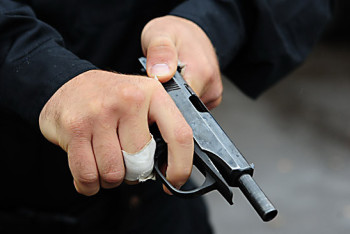 Фотография к новости: Подростка с оружием задержали в Актау нацгвардейцы