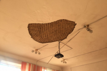 В школе ВКО обрушился потолок, есть пострадавшие