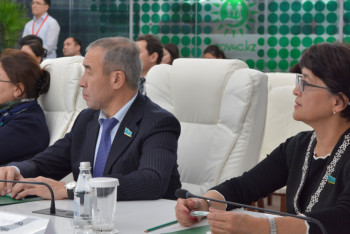 Фотография к новости: Казахстанские депутаты удивились опыту Грузии в оказании госуслуг