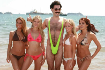 Фотография к новости: За фотосессию в «купальниках Бората» в Астане иностранцы признаны хулиганами