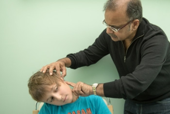 Фотография к новости: Хирург из Индии прооперирует 11 детей с нарушением слуха в Астане