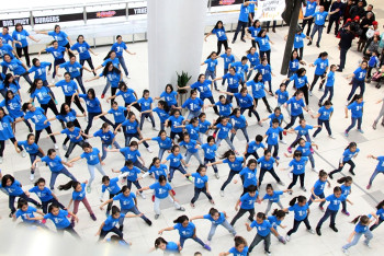 Столичные школьники отметили День доброты флешмобом