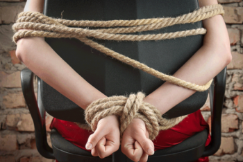 Фотография к новости:  Жители ЮКО за деньги насильно удерживали в заложниках иностранца