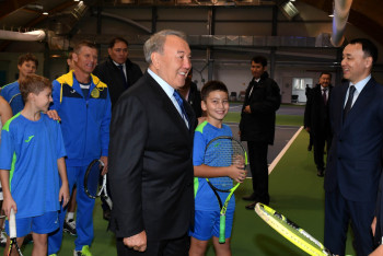 Фотография к новости: Президент встретился с юными теннисистами Костаная