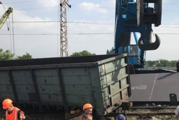 Фотография к новости: Неуправляемый железнодорожный вагон въехал на АЗС в Алматы