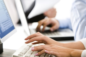 Фотография к новости: Засидевшимся на работе казахстанским госслужащим будут отключать компьютеры