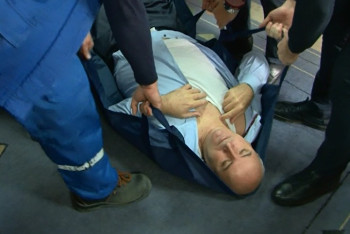 На носилках вынесли чиновника из зала суда после объявления приговора