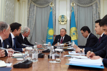 Фотография к новости: Назарбаев встретился с зарубежным консультантом Нацбанка