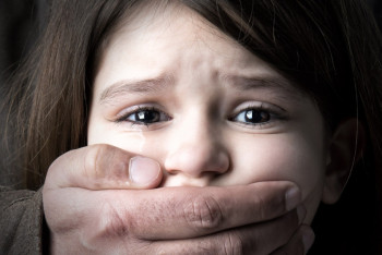 Фотография к новости: Одна из ста изнасилованных девочек обращается за помощью – исследование 