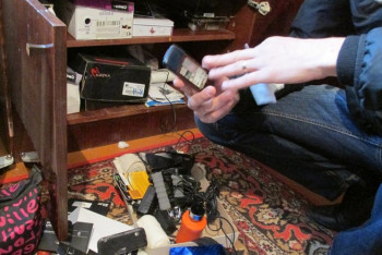 Появилось видео обыска в квартире обманывавшего казахстанцев через kolesa.kz мошенника