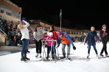 Фотография к новости: Бесплатное обучение катанию на коньках организовали на «Медеу»