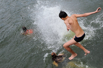 Фотография к новости: Они уже в дублёнках ходят - южане, купающиеся в водоеме, передали привет замерзающим северянам