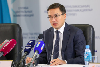 Фотография к новости:  Акишев в очередной раз заявил, что хранит сбережения в тенге