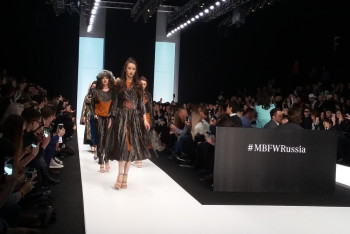 Фотография к новости: Казахстанские дизайнеры воплотили идеи «Рухани жаңғыру» на подиуме в Москве