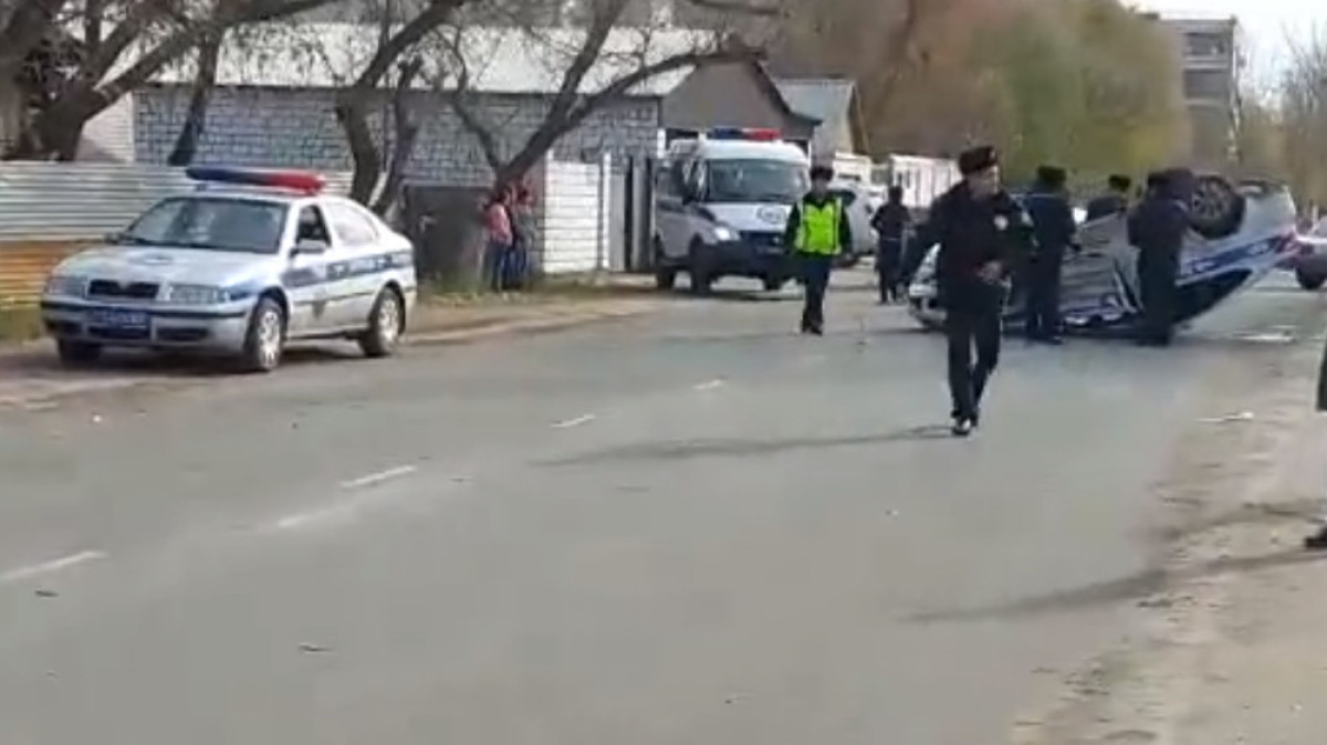 В Павлодаре перевернулась патрульная машина