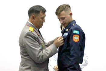 Студента наградили за спасение детей во время пожара в Караганде 