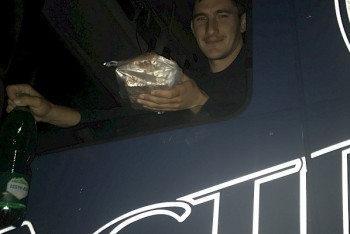 Фотография к новости: Горячий ужин для водителей организовала казахская диаспора на границе Кыргызстана