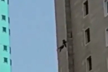 Молодая девушка выпала из окна 19 этажа в Алматы