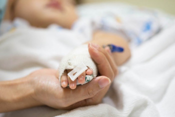 Врачи рассказали о состоянии ребенка, упавшего с эскалатора в ТРЦ Алматы