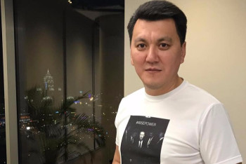 Нашумевший портрет Назарбаева украсил первые футболки