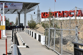 Затор на кыргызско-казахстанской границе объяснили в погранслужбе Кыргызстана