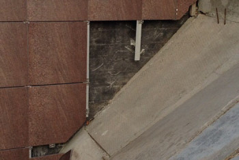 Жители Уральска возмущены качеством строительства моста в парке