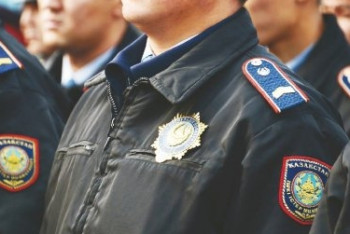 С кулаками набросилась жительница Алматинской области на полицейского