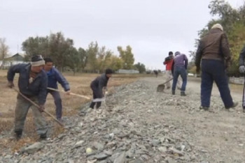Сельчане в Карагандинской области ремонтируют дороги своими силами