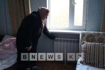 В куртках и шапках спят жители Сарани из-за холода в квартирах, а днем обувают валенки