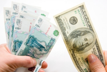 Доллар и рубль подешевели к выходным