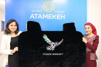 Авточехлы с надписью «Рухани жаңғыру» презентовала мастерица в Кокшетау