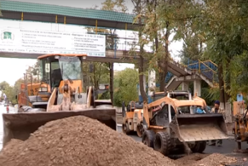 На новой дороге в Шымкенте провалился асфальт