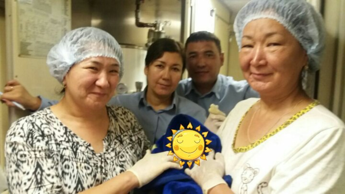 lada.kz. Врачи с новорожденным.