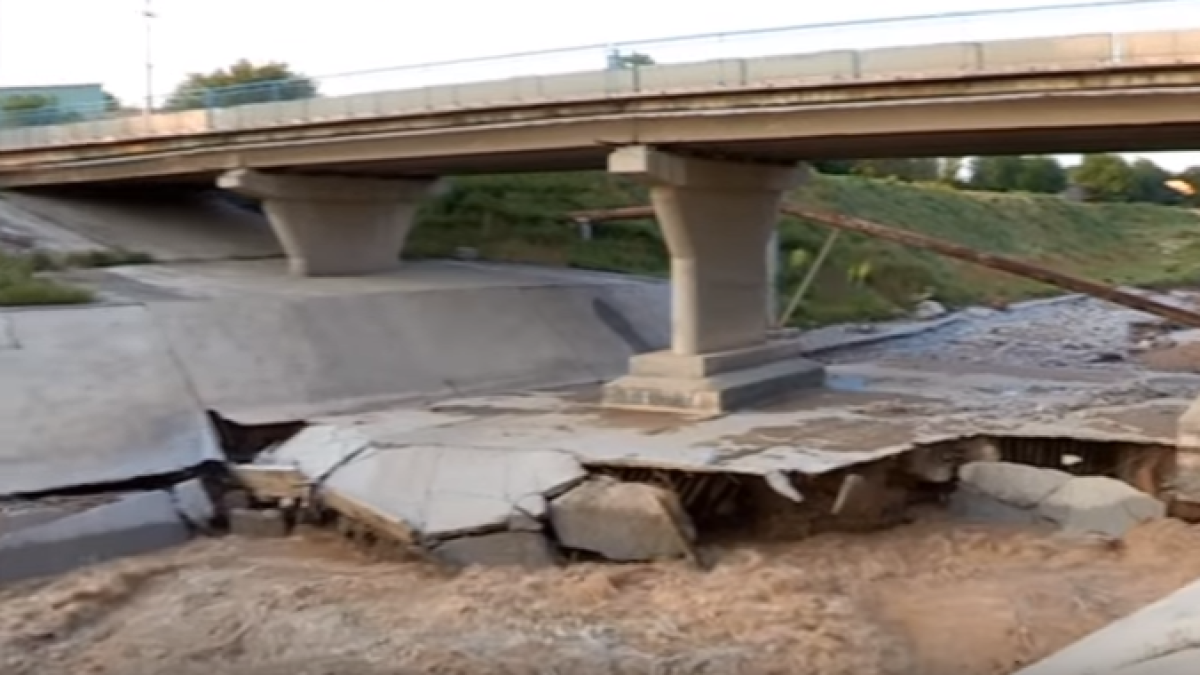 скрин с видео otyrar.kz.