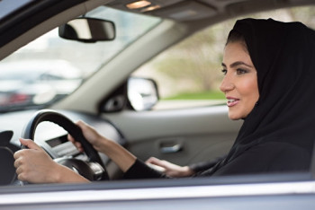 Женщинам Саудовской Аравии разрешили водить машины