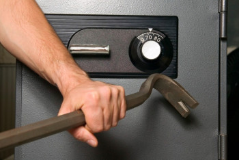 Фотография к новости: В Приозерске задержаны преступники, похитившие из ломбарда сейф с золотом