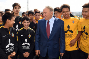 Фотография к новости: Назарбаев посетил базу футбольного клуба «Кайрат»