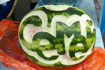 Фотография к новости: Жители Семея соревновались в художественной резке арбузов