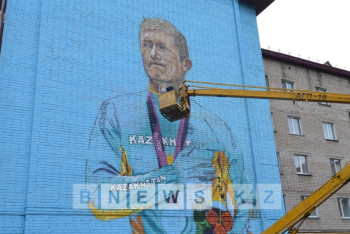 Изображение Александра Винокурова появилось на фасаде дома в Петропавловске