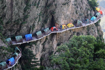 Фотография к новости: Сотни китайских туристов переночевали на узкой горной тропе