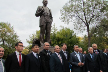 Памятник Алихану Букейханову установили в Семее