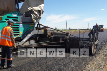 В Западном Казахстане реконструируют трассу до границы с РФ