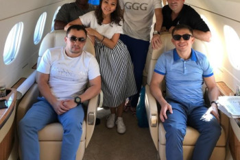 Фотография к новости: Головкин вылетел в Казахстан на день рождения своей мамы 