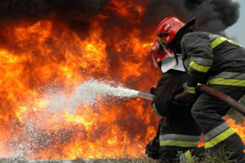 На АЗС ЗКО сгорел микроавтобус