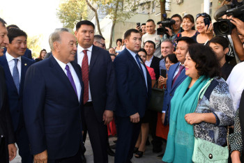 Фотография к новости: Назарбаев посетил обновленную в Алматы площадь «Астана»