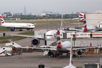 Два пассажирских самолета чуть не столкнулись над Лондоном