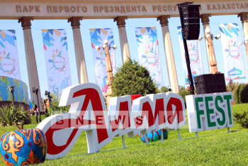 Фотография к новости: Грандиозный фестиваль яблок «AlmaFest 2017» проходит в Алматы