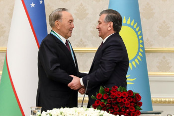 Фотография к новости: Назарбаев Мирзиееву: Вами проделана огромная работа за год президентства