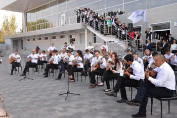 70 гитаристов сыграли «Ақ сәулем» на речном вокзале Павлодара